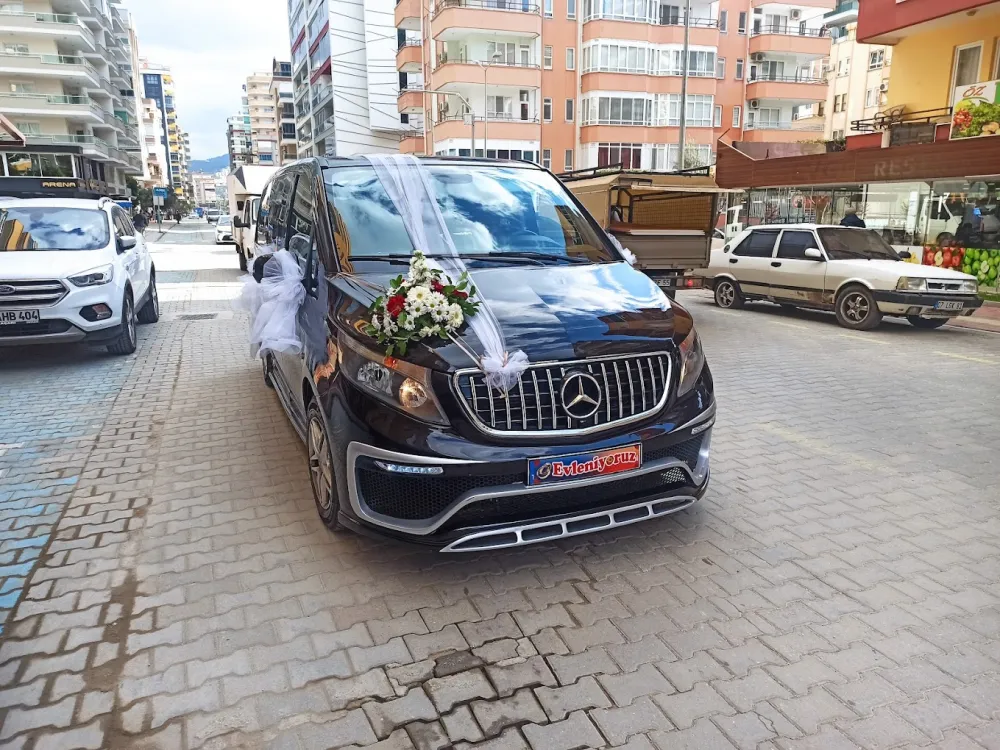 düğün için süslenmiş Mercedes VIP minibüs – özel gün ve organizasyonlar için şoförlü lüks araç kiralama hizmetidir